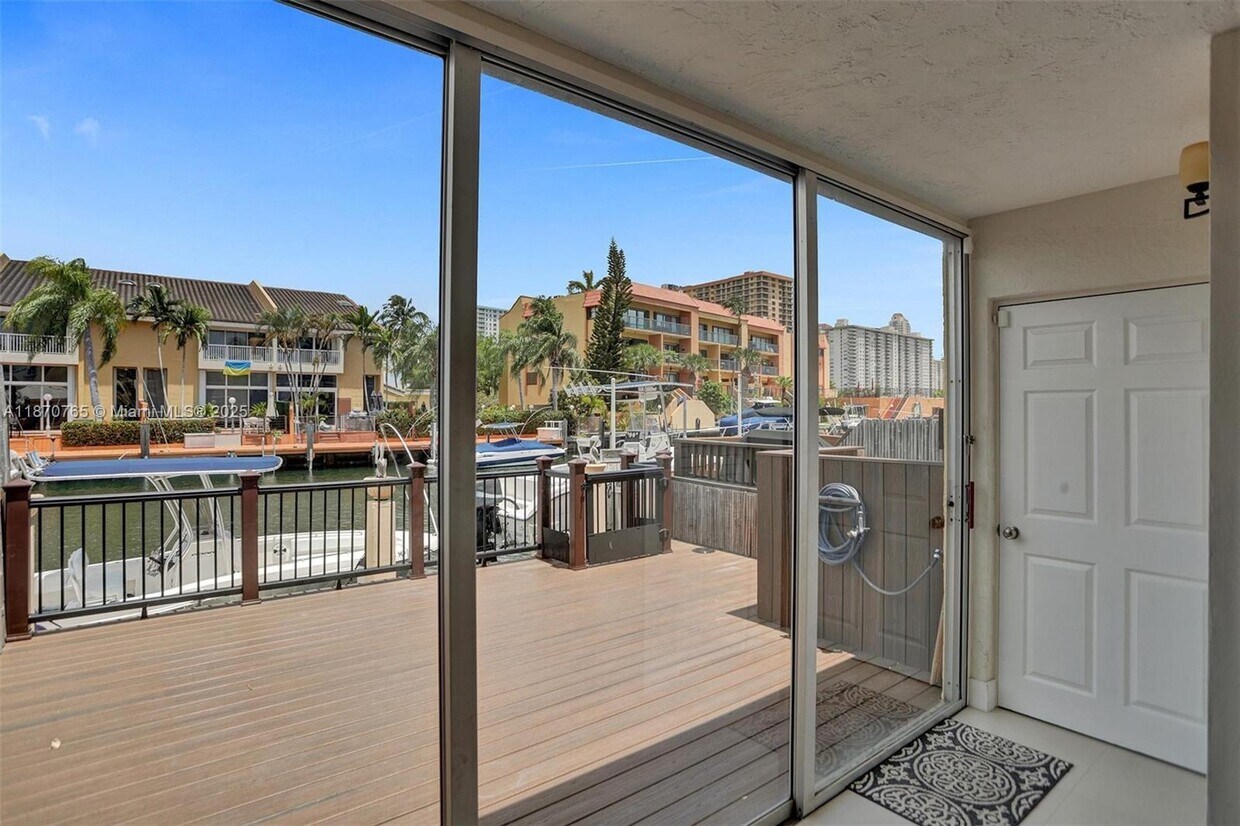 Foto principal - 3945 NE 167th St