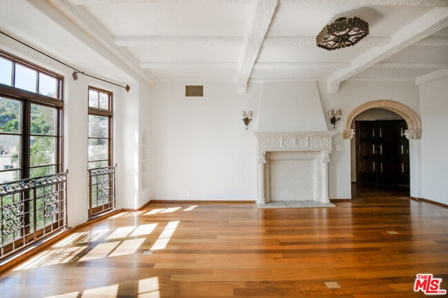 Foto del edificio - 1302 N Sweetzer Ave