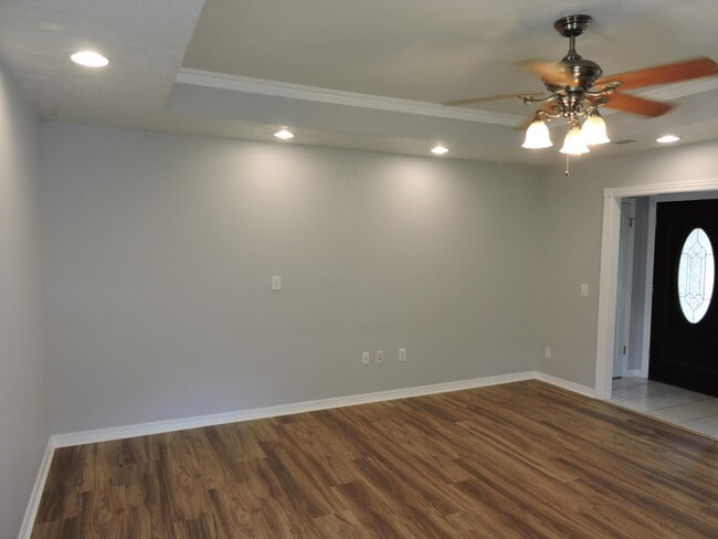 Building Photo - 211 Westview Dr