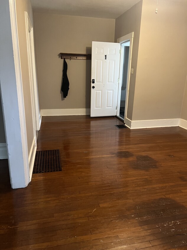 Hardwood floors 1 bedroom 1 bathroom walk-in closet - 405 N McKean St