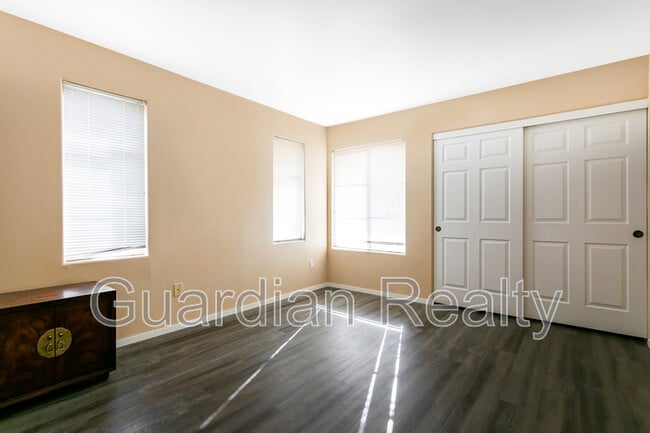 Foto del edificio - 4504 W Lake Mead Blvd