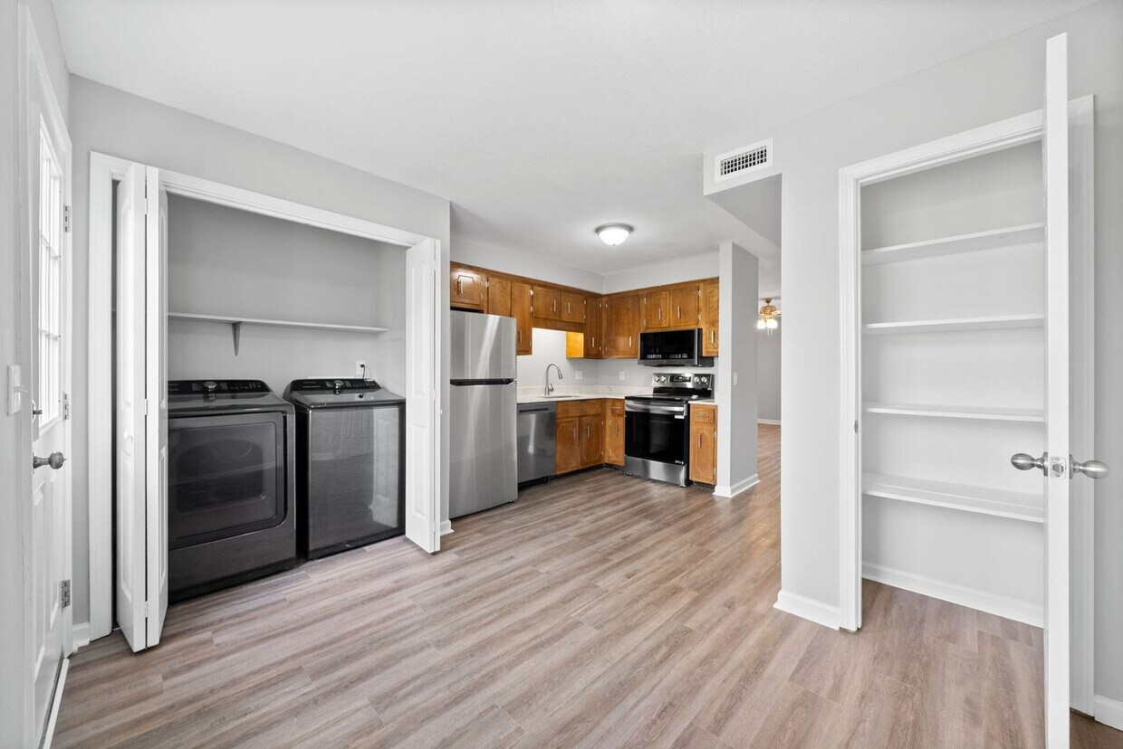 Foto principal - 2 Bedroom Pet Friendly Condo For Rent Near...