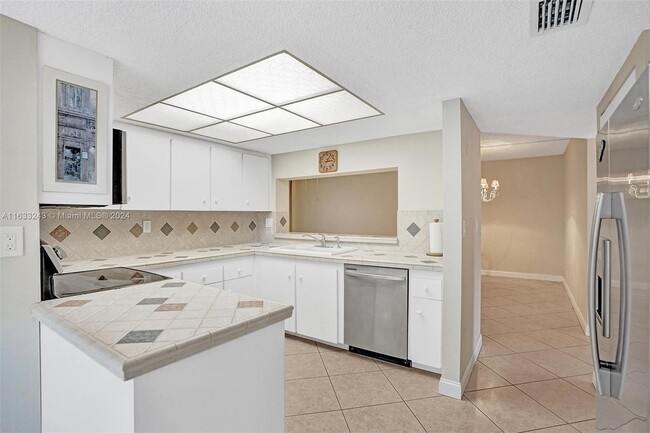 Building Photo - 1900 Sabal Palm Dr