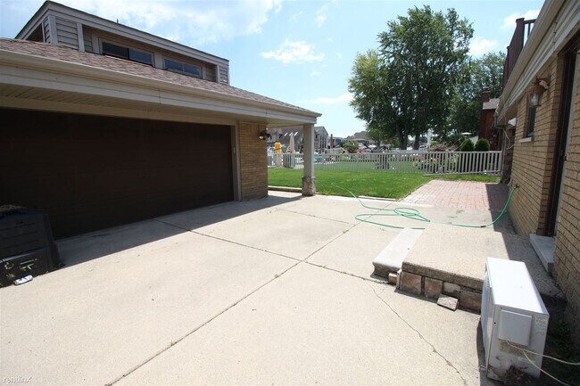 Building Photo - 4 br, 3 bath House - 37894 Lakeville St