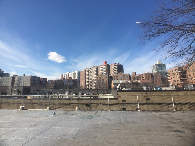 Foto del edificio - 3555 Oxford Avenue