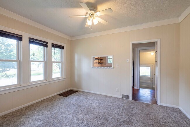 Building Photo - 4956 Linscott Ave