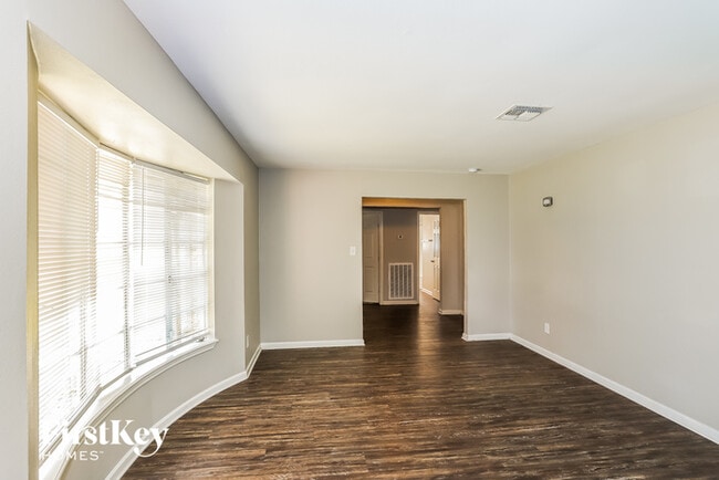 Building Photo - 4908 Meadowlark St