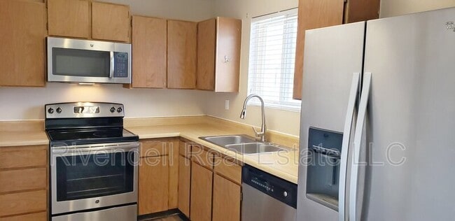 Building Photo - 964 Pleasant View