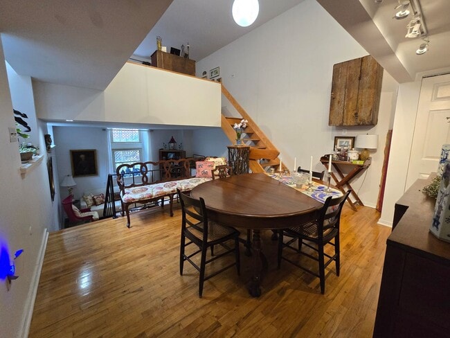 Building Photo - BEAUTIFUL BRIGHT TRI-LEVEL APARTMENT - OFF...