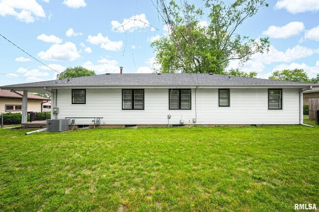 Building Photo - 1407 W Sunnyview Dr