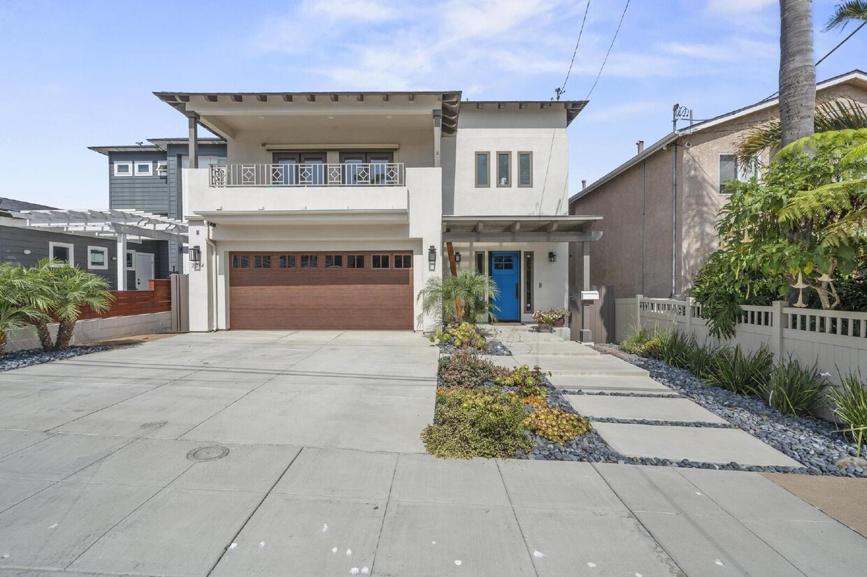 Primary Photo - Stunning, Modern and Immaculate 3/BR 2.5/B...