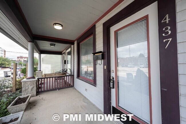 Foto del edificio - "Charming Urban Duplex Retreat: Cozy 2-Bedroom, 1.5-Bath Oasis in Vibrant Indianapolis!"