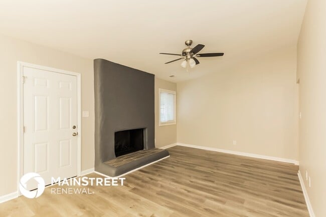 Building Photo - 2028 Knickerbocker Dr