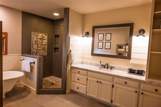 Building Photo - 5100 FM 690