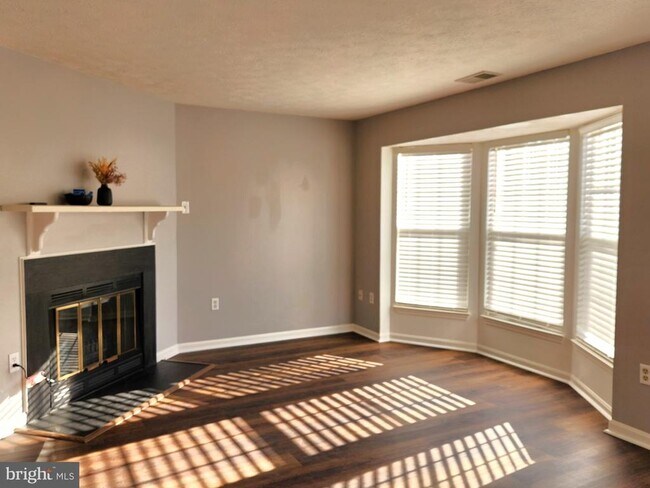 Building Photo - 557 Cascade Way