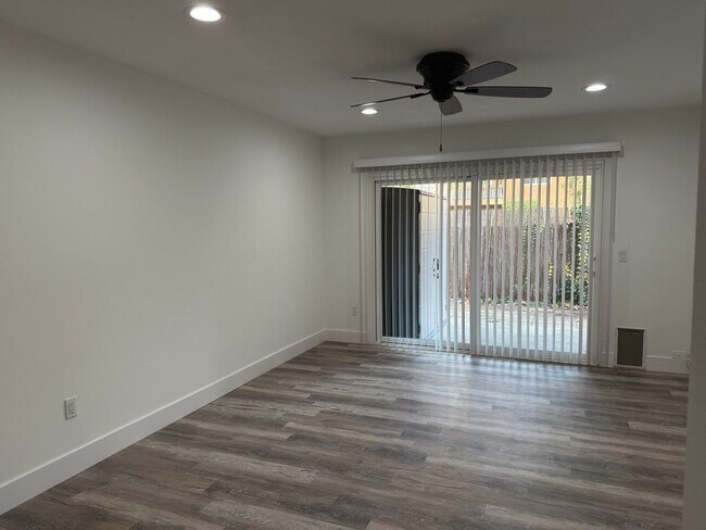 Foto del edificio - 6600 Warner Ave