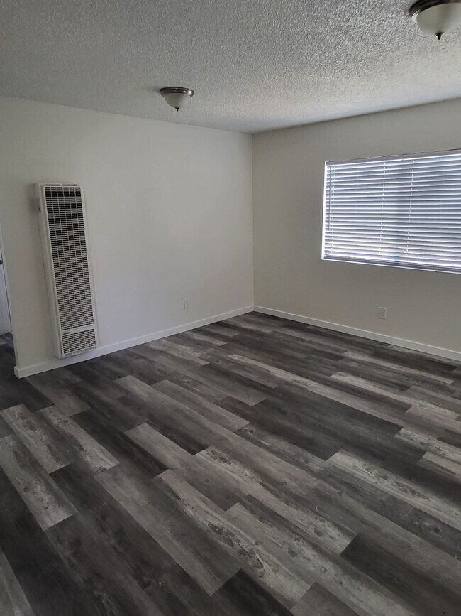 Foto del edificio - 1098 E 16th St