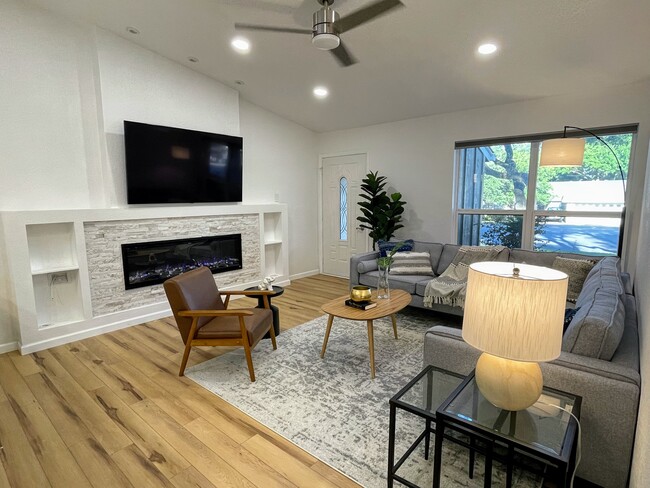 Building Photo - 6601 Scrub Oak Ln