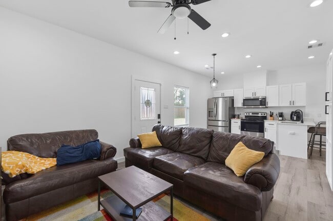 Foto del edificio - 5208 Laura Koppe Rd