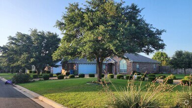Building Photo - 1024 Heatherwood