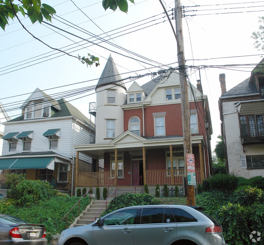 Primary Photo - 631 College St