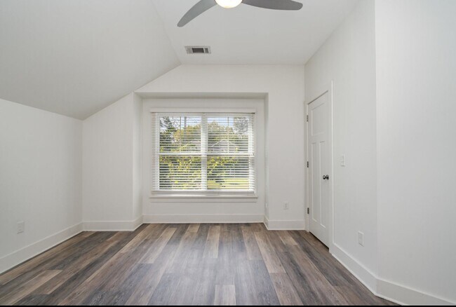 Building Photo - East Nashville!