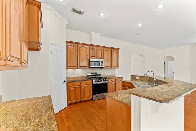 Building Photo - 405 Highland Oaks S