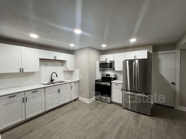 Building Photo - 807 Branson St
