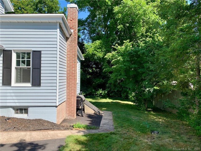 Building Photo - 575 Butternut St