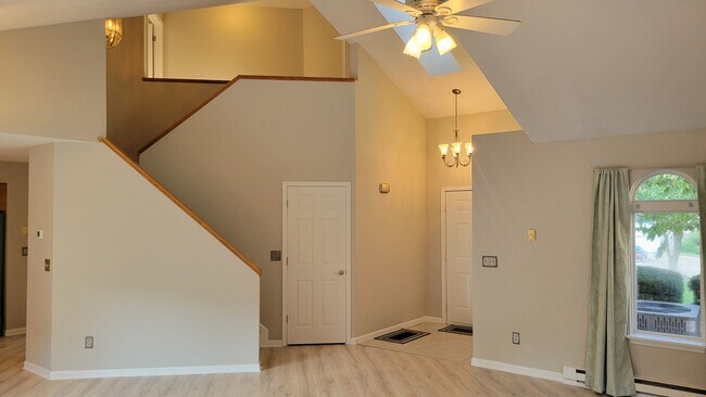 Foto del edificio - 615 Hilltop Ter