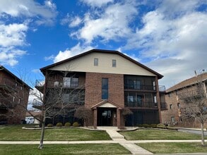 Building Photo - 16736 Paxton Ave