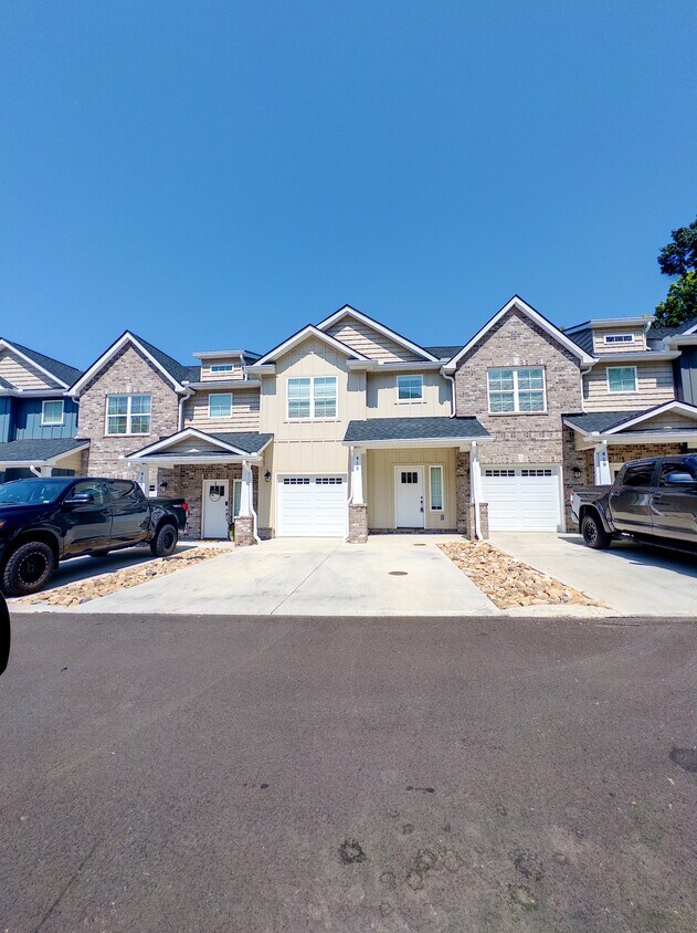 Primary Photo - 415 Flat Ridge Way