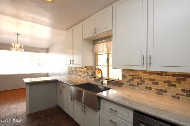 Building Photo - 909 W Avalon Dr