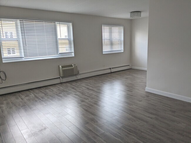 Building Photo - 6160 N Damen Ave