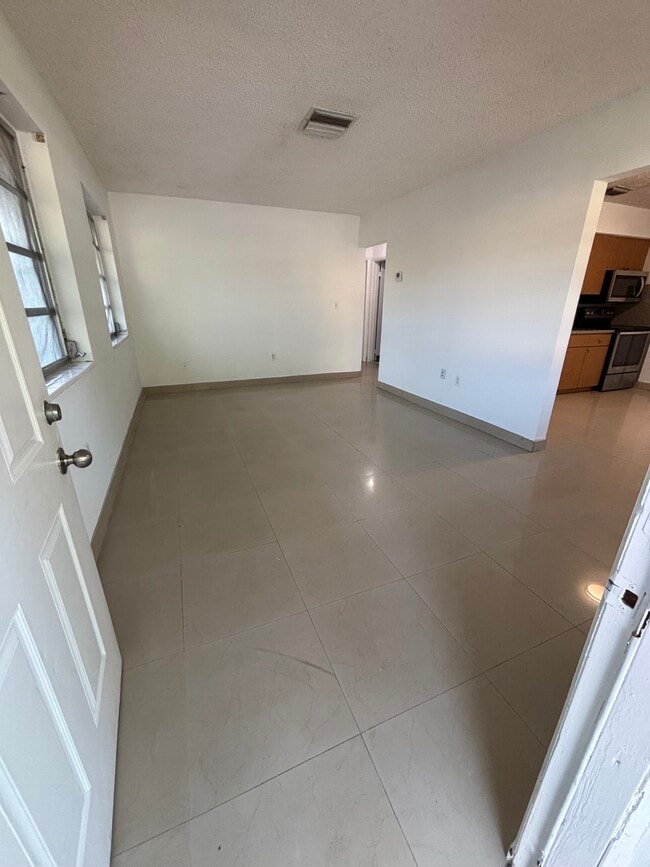 Foto del edificio - 828 NW 32nd Pl