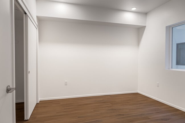 Dormitorio espacioso con armarios - Backhouse Apartments