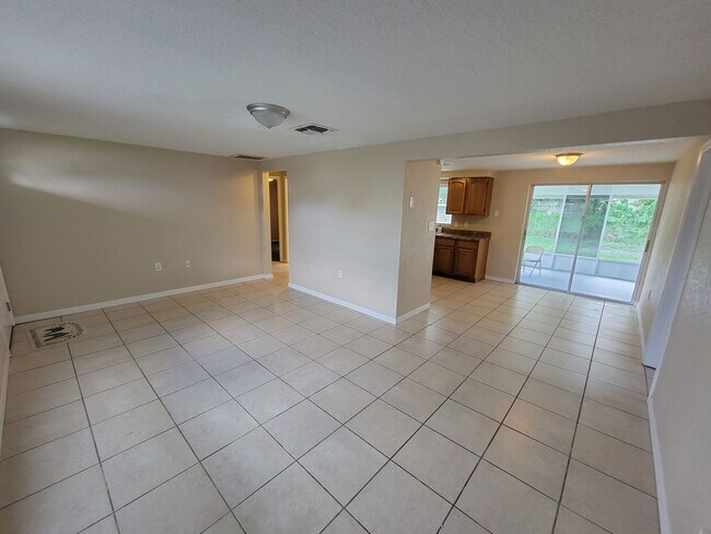 Building Photo - Gorgeous 3/1/1 1032 Sq. Ft. with fenced ya...