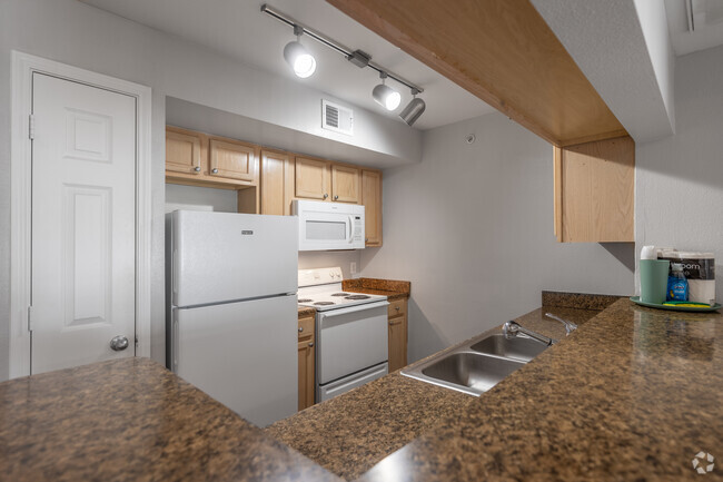 1BR, 1BA - 647SF - Kitchen - Park Hill Apartments