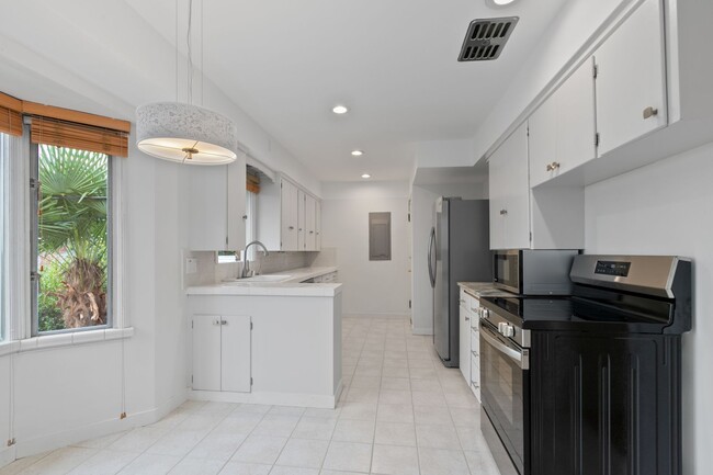 Building Photo - 4 Bd / 2 Ba Seattle Home