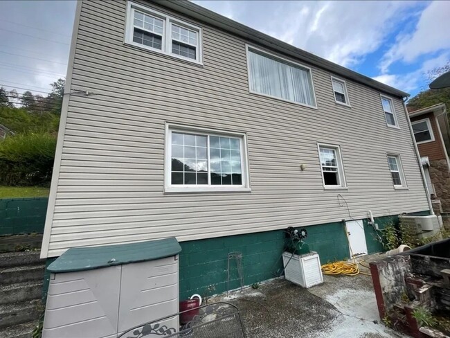 Building Photo - 4 Bedroom Duplex in Mullens