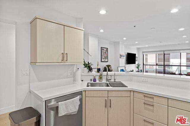 Building Photo - 10724 Wilshire Blvd