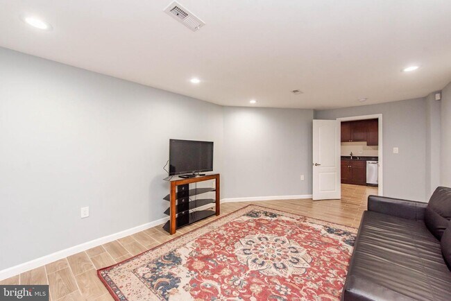 Building Photo - 1721 Linden Ave
