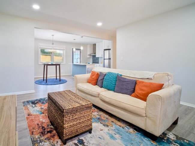 Building Photo - "Charming 2-Bedroom Retreat with Granite Elegance on Thornton Road!"