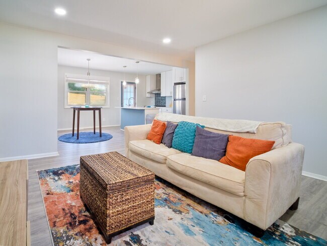 Foto del edificio - "Charming 2-Bedroom Retreat with Granite Elegance on Thornton Road!"