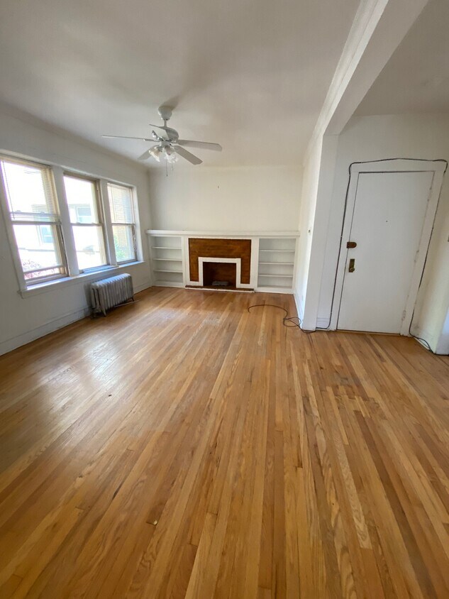 2950 W Belle Plaine Ave Unit 1, Chicago, IL 60618 Apartments in