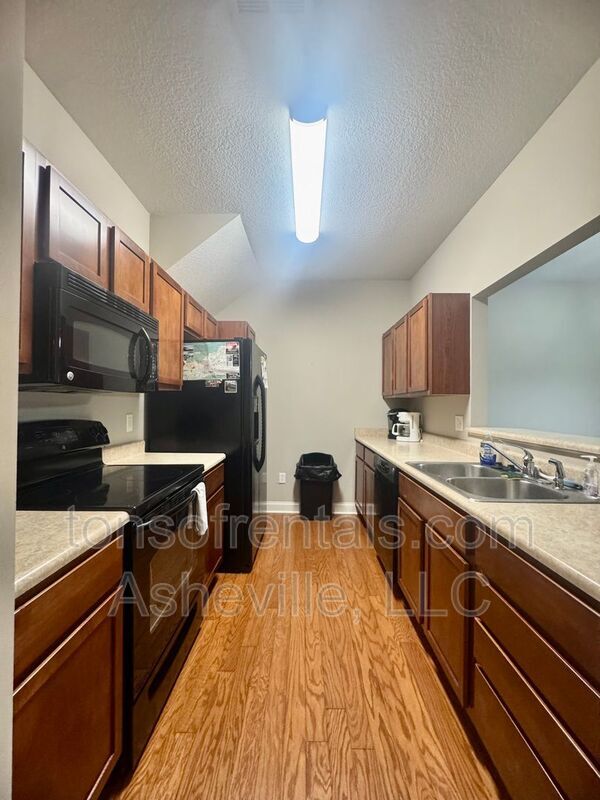 Building Photo - 93 Foxden Dr