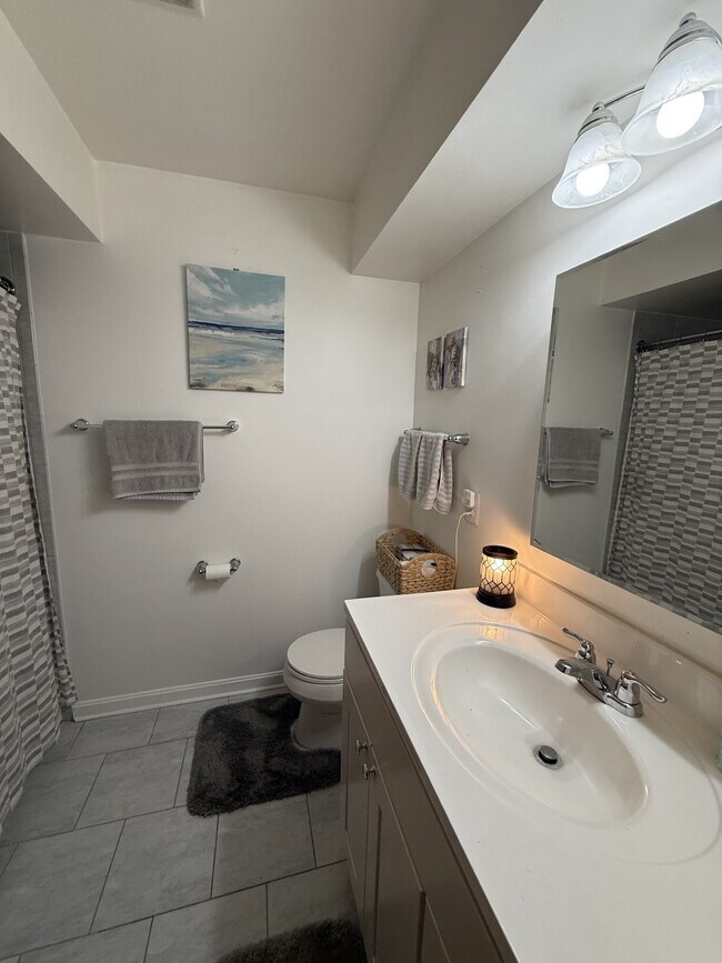 Baño del pasillo - 825 Washington Rd
