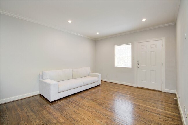 Foto del edificio - 6503 Mapleridge St