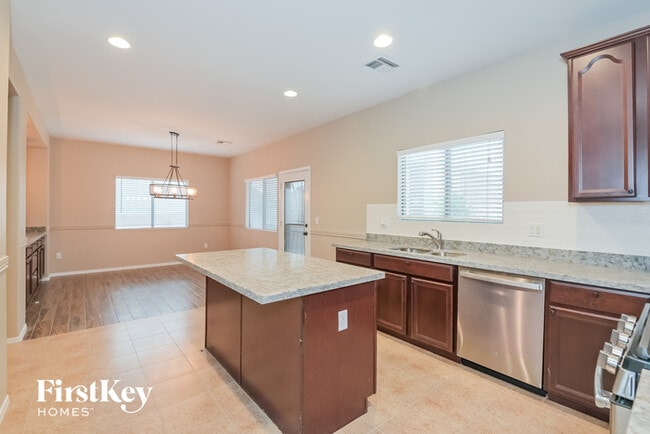 Building Photo - 12841 N Fox Hollow Dr