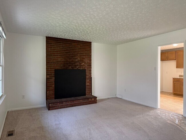 Foto del edificio - 3-bedroom, 2-bath brick ranch in Black Mountain